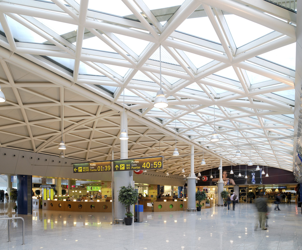 El Aeropuerto de Barcelona El Prat fue el que registró el mayor número de pasajeros en agosto de 2014.
