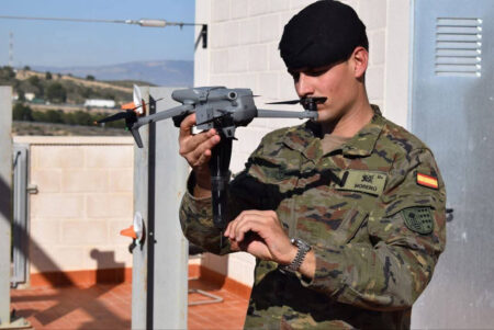 La Brigada Paracaidista ha incorporado varios tipos de drones en los últimos años, de los que hará buen uso en Steadfast Dart 2026.