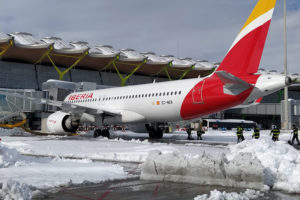 Airbus A350 de Iberia en la plataforma nevada del satélite de la T4 de Barajas.