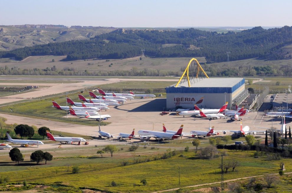 Aviones de Iberia, British Airways y Vueling aparcados en La Muñoza por la crisis del COVID-19.
