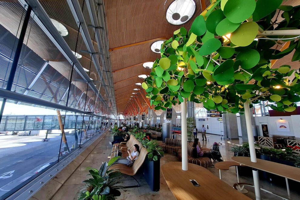 Nuevo mobiliario sostenible en varias zonas del embaque de la T1 y T4. del aeropuerto de Madrid-Barajas.