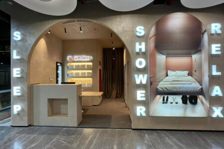 Acceso a la zona de cápsulas de descanso por horas en la T4S de Madrid-Barajas.