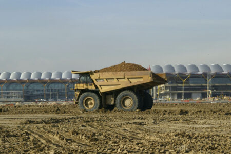 En las obras de la T4 y su satélite se usaron algunos de los mayores camiones disponibles, Este podía transportar 10 toneladas.