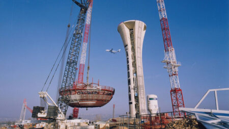 La torre de control se construyó en la primera fase de las obras. El fanal se hizo en el suelo y después se subiò a lo alto de la torre. 