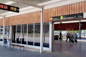 Actual acceso a Metro y Cercanías en la T2 del aeropuerto de Barcelona El Prat.