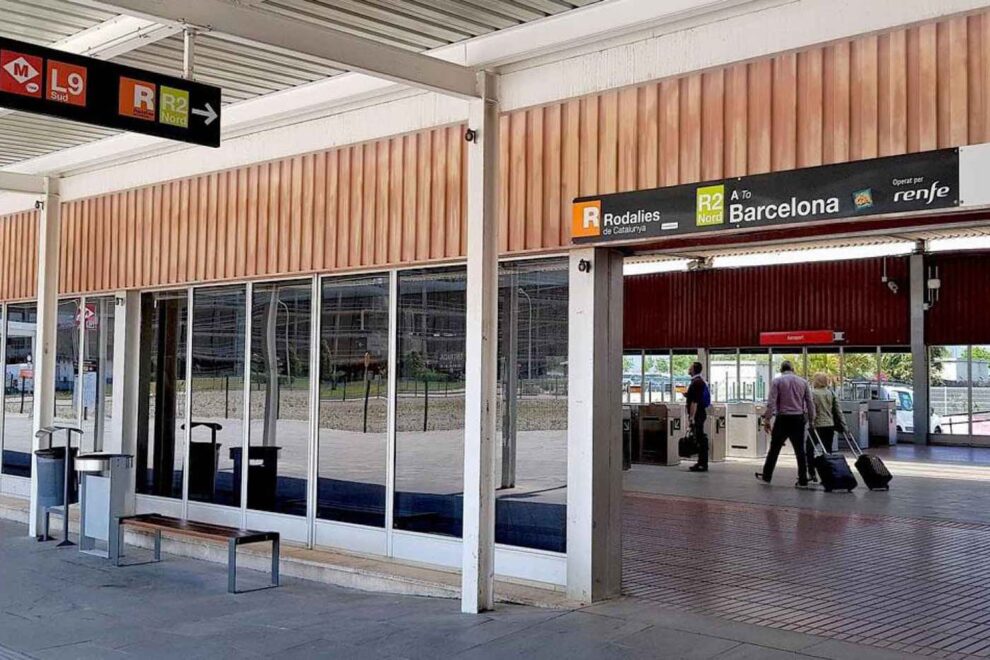 Actual acceso a Metro y Cercanías en la T2 del aeropuerto de Barcelona El Prat.