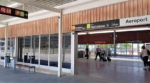 Actual acceso al tren en la T2 del aeropuerto de Barcelona El Prat.