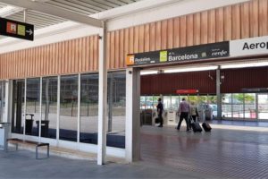 Actual acceso al tren en la T2 del aeropuerto de Barcelona El Prat.