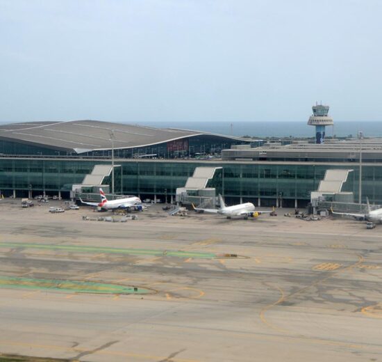 Aviones de Vueling y British Airwyas en la T1 del aeropuerto de Bardelona - El Prat.