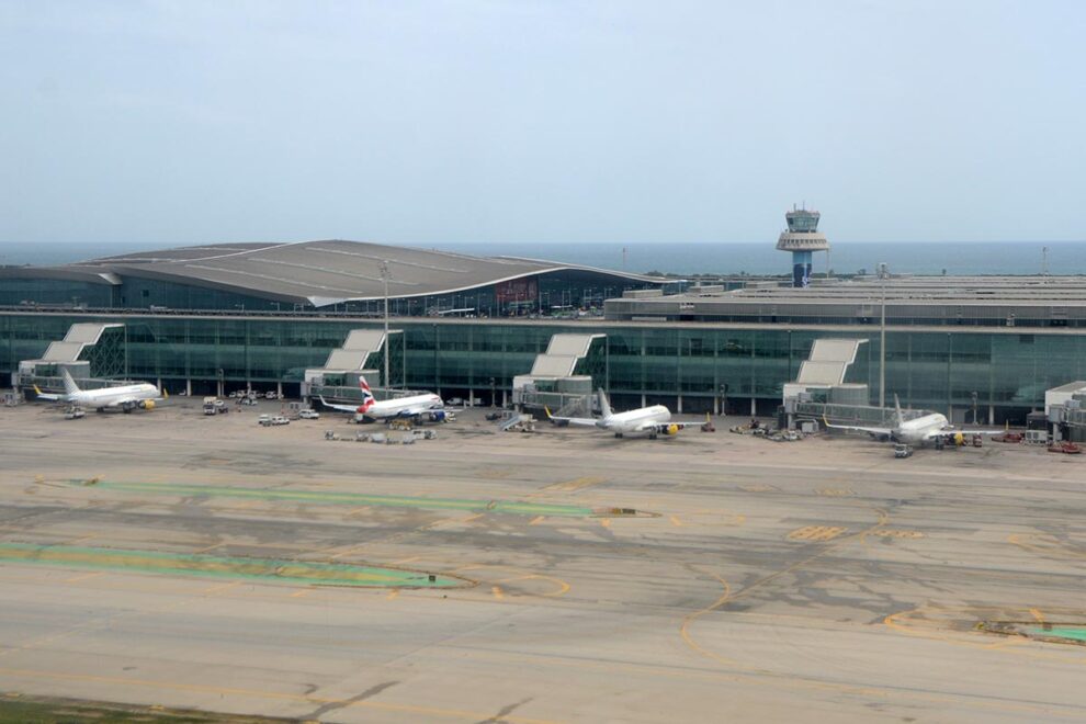 Aviones de Vueling y British Airwyas en la T1 del aeropuerto de Bardelona - El Prat.