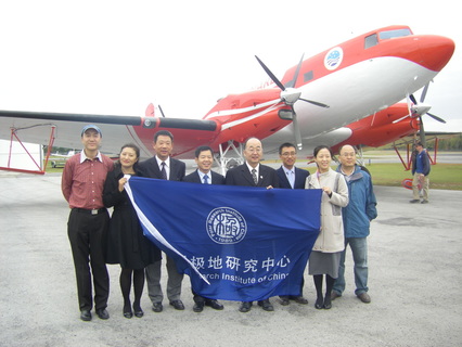 Representantes del programa de Expediciones Nacionales Chinas de Investigación Ártica y Antártica (CHINARE) y del Instituto de Investigación Polar (PRIC) en la entrega del Basler BT-67.