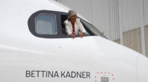 Bettina Kadner en el Airbus A320neo con su nombre.
