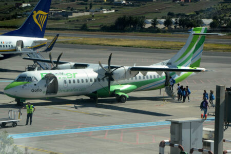 La oferta de plazas en los aeropueros canarios crecera un 12,8 por ciento.