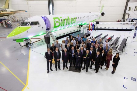 Una representación de Air Nostrum y Binter, con sus presidentes Carlos Bertomeu y Pedro Agustín del Castillo al frente, estuvieron en Canadá para recoger el nuevo avión, primer CRJ con los colores completos de Binter.