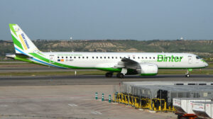 El Embraer E195-E2 EC-OEP con su deriva vertical apoyando a Canarias como sede del Mundial de Fútbol 2030.