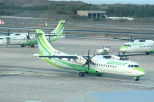 Aviones ATR 72 de Binter Canarias en el aeropuerto de Gran Canaria.