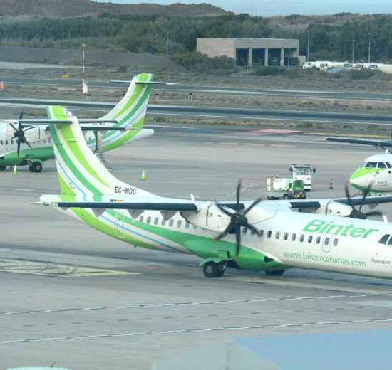 Aviones ATR 72 de Binter Canarias en el aeropuerto de Gran Canaria.