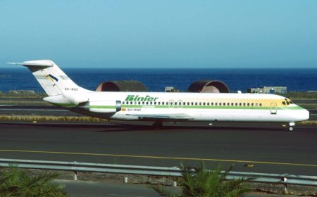 Uno de los cuatro DC-9 de Binter rodando en el aeropuerto de Gran Canaria para despegar.