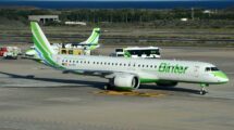 Uno de los Embraer E195-E2 de Binter rodando en el aeropuerto de Gran Canaria para despegar hacia Vigo.