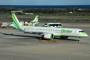 Uno de los Embraer E195-E2 de Binter rodando en el aeropuerto de Gran Canaria para despegar hacia Vigo.