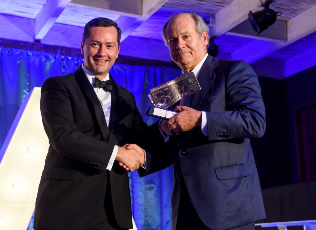 Pedro Agustin del Castillo, presidente de Bintger recibe el premio a mejor aerolínea de la ERA de manos de Patick de Castelbajac, presidente de ATR.