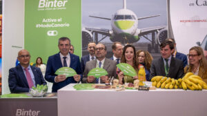 Binter firma en FITUR un acuerdo para incluir más productos canarios en sus menús a bordo.