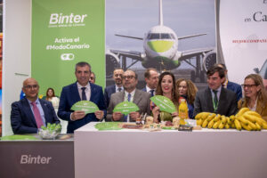 Binter firma en FITUR un acuerdo para incluir más productos canarios en sus menús a bordo.