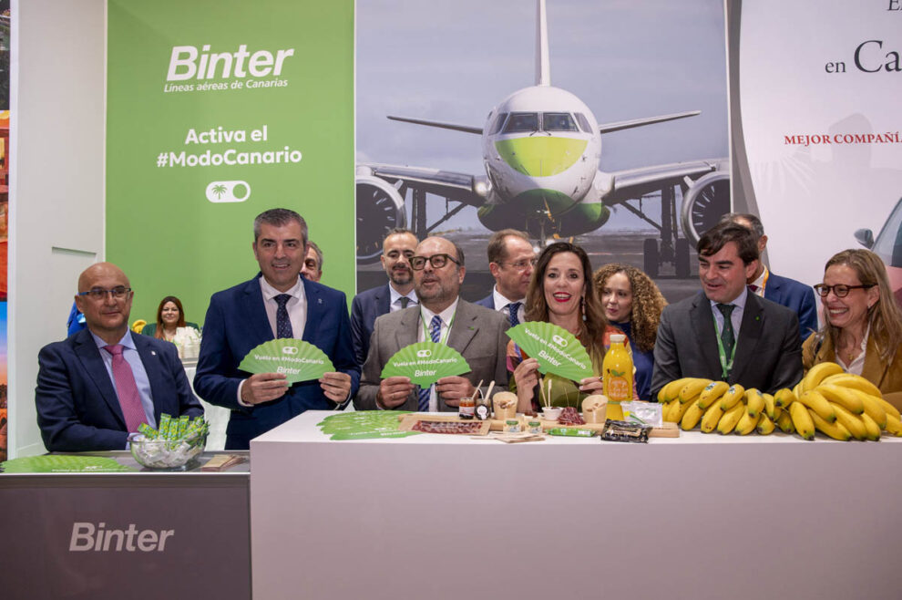 Binter firma en FITUR un acuerdo para incluir más productos canarios en sus menús a bordo.