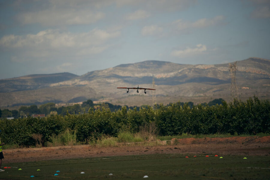 El dron de ala volante, Dron Weasley.