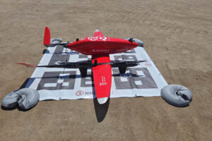 El UAV Eiger usado en la prueba en Santiago de Chile sobre la zona de aterrizaje. El código tipo QR impreso permite al dron identificarla y aterrizar de forma automática.