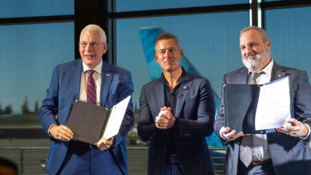 Sean Duffy, secretario de Transportes (al centro), junto a Jim Williams, Ingeniero jefe del programa de desarrollo del Boeing 737 (izquierda), y Chris Payne, vice presidente y director de programas de desarrollo del Boeing 737 (derecha).