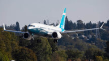 El primer Boeing 737-7 poco antes de aterrizar en su primer vuelo.