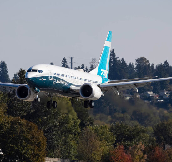 El primer Boeing 737-7 poco antes de aterrizar en su primer vuelo.