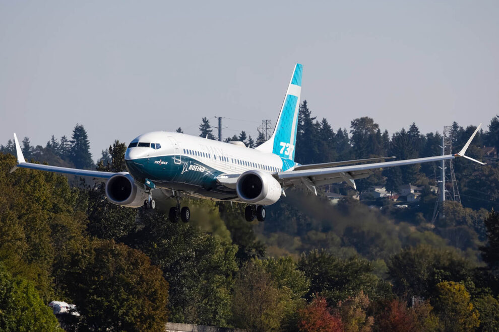 El primer Boeing 737-7 poco antes de aterrizar en su primer vuelo.
