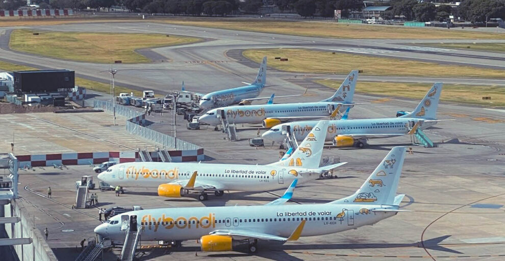 Àviones de Flybondi en el aeropuerto Aeroparque de Buenos Aires.