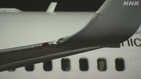 Detalle del ala del Boeing 737 de JAL dañado en tierra por el impacto contra un finger.