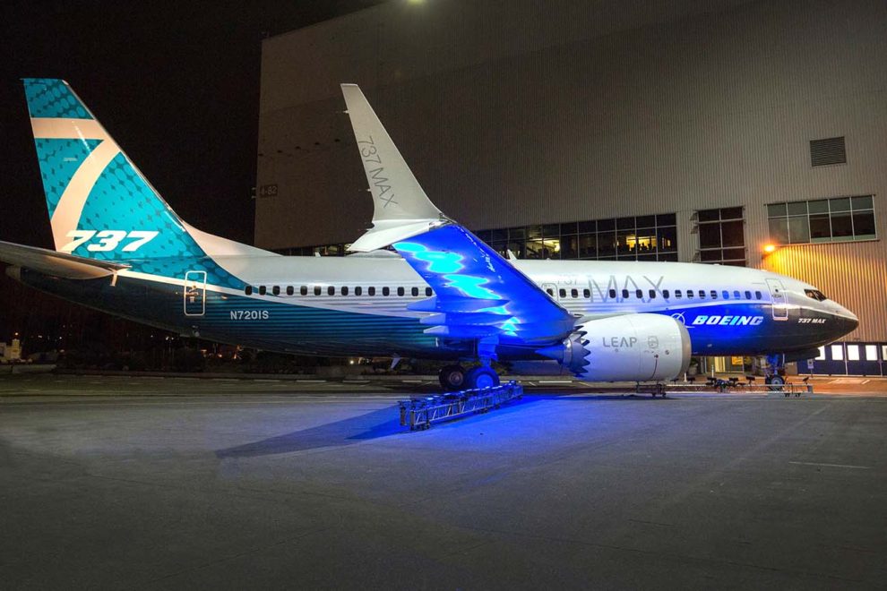 El primer Boeing 737 MAX 7 a las puertas del hangar de montaje en Renton.