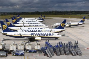 Aviones de Ryanair a la epsera de que vuelvan los viajes aéreos.