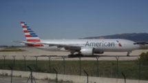 Boeing 777-200 de American Airlines en el punto de espera de la pista 25R del aeropuerto Barcelona El Prat.