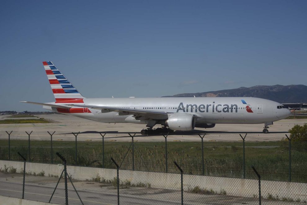 Boeing 777-200 de American Airlines en el punto de espera de la pista 25R del aeropuerto Barcelona El Prat.