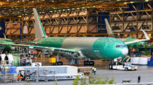 El pasado mes de abril el priemr Boeing 777-8F salió del hangar de montaje en Everett.