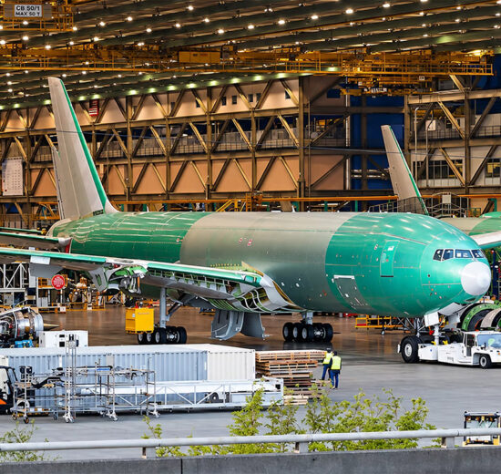 El pasado mes de abril el priemr Boeing 777-8F salió del hangar de montaje en Everett.