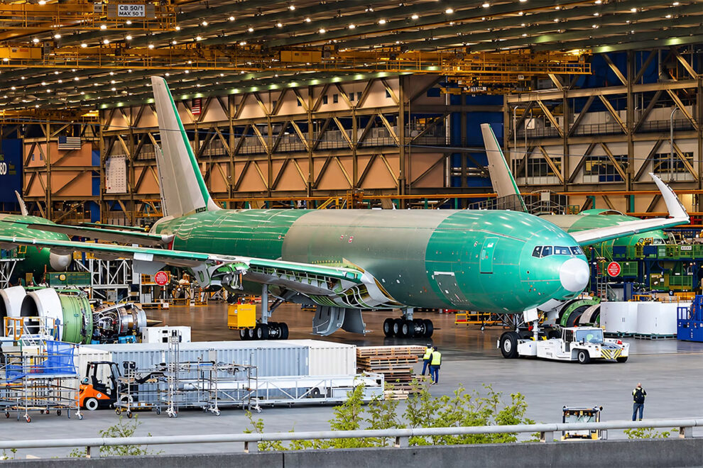 El pasado mes de abril el priemr Boeing 777-8F salió del hangar de montaje en Everett.