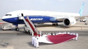 Tras su participación en el Salón de Dubai, Boeing ha llevado al B-777-9 a Doha para presentarlo a su cliente lanzador.