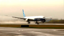 Despegue del primer Boeing 777-9 en su vuelo inaugural desde Paine Field.