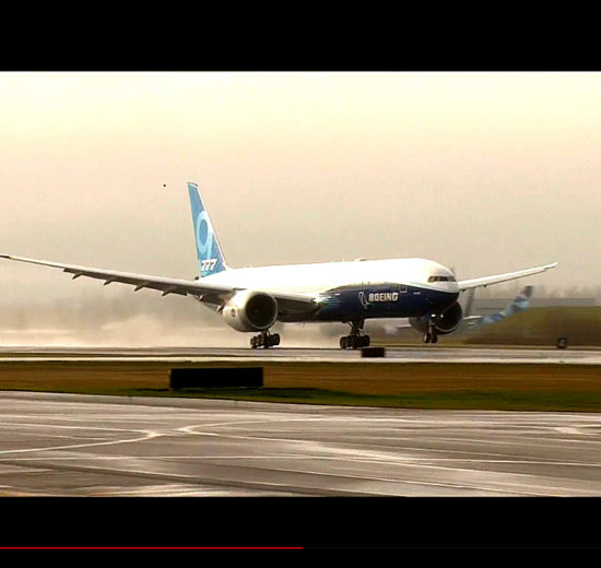 Despegue del primer Boeing 777-9 en su vuelo inaugural desde Paine Field.
