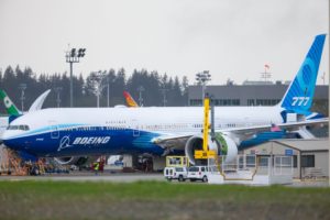 Trabajos sobre uno de los motores GE9X en el primer Boeing 777X.