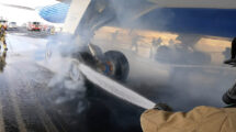 Los bomberos enfriando las ruedas y frenos del Boeing 777-9 tras la prueba de frenado máximo.