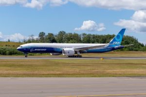 El primer Boeing 777-9 durante una prueba de rodaje por la pista de Paine Field previa a su primer vuelo.