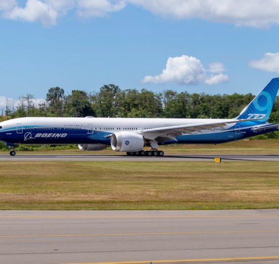 El primer Boeing 777-9 durante una prueba de rodaje por la pista de Paine Field previa a su primer vuelo.
